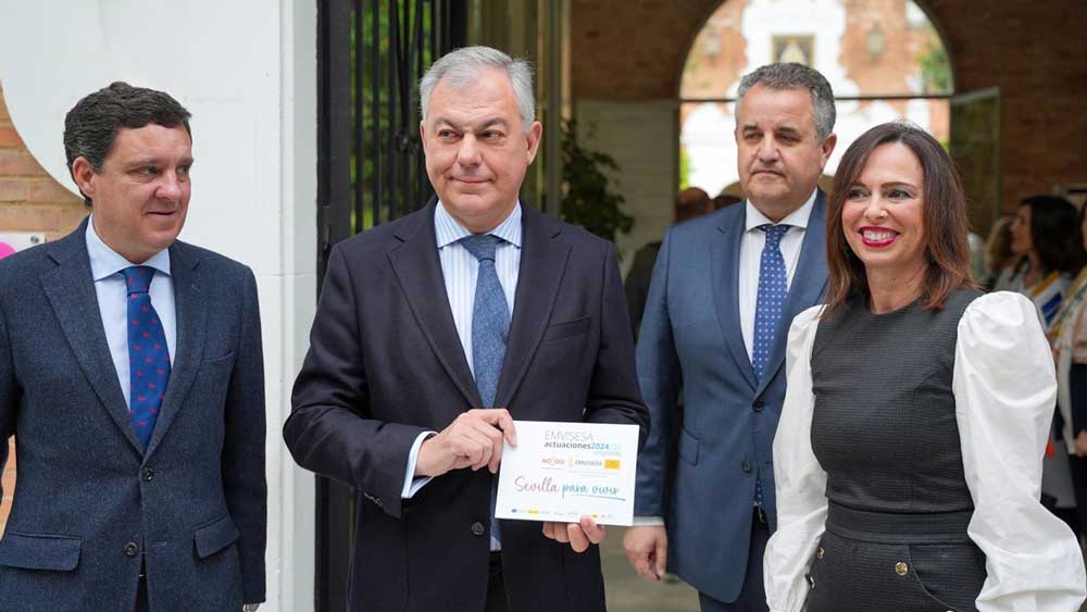 El alcalde de Sevilla, en el centro, junto al presidente de Emvisesa y delegado de Urbanismo y la consejera de Fomento en unas jornadas de vivienda social celebradas en el Hogar Virgen de los Reyes. - Ayuntamiento de Sevilla
