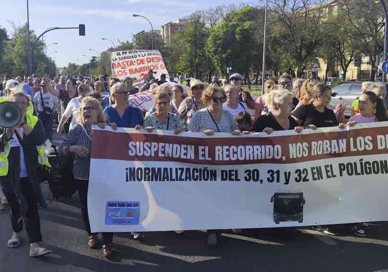 Manifestación de vecinos del Polígono Sur ante el desvío de líneas de autobús. - Plataforma Nosotros También Somos Sevilla