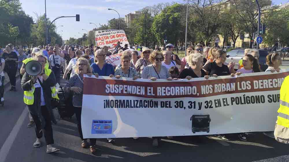 Manifestación de vecinos del Polígono Sur ante el desvío de líneas de autobús. - Plataforma Nosotros También Somos Sevilla