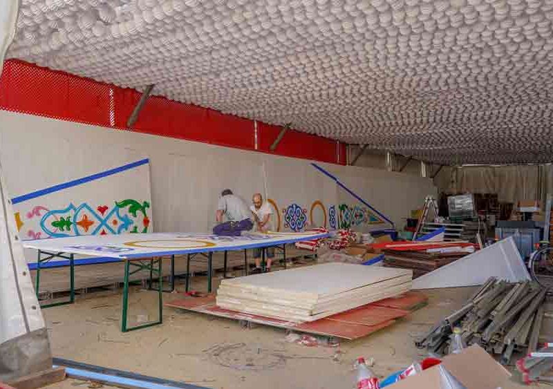 Unos trabajadores en una caseta del recinto ferial donde se celebrará la Feria de Sevilla. - Eduardo Briones / Europa Press