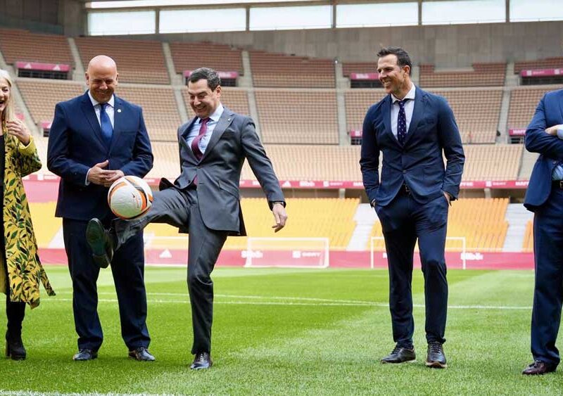El presidente de la Junta de Andalucía, Juanma Moreno, durante la visita al Estadio de la Cartuja tras la finalización de las obras. - María José López / Europa Press
