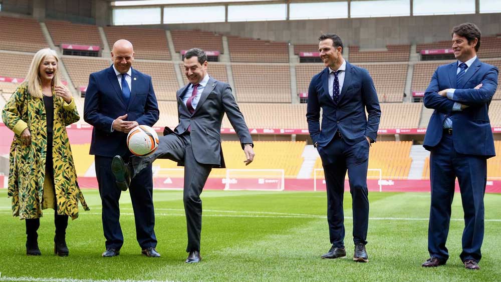 El presidente de la Junta de Andalucía, Juanma Moreno, durante la visita al Estadio de la Cartuja tras la finalización de las obras. - María José López / Europa Press