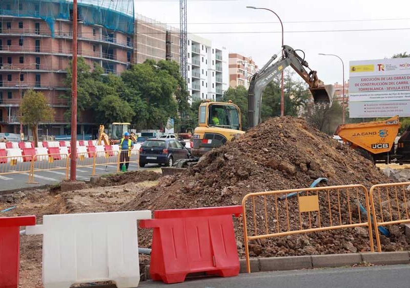 Obras del tranvibús que conecta Sevilla Este con la Estación de trenes de Santa Justa. - Rocío Ruz / Europa Press