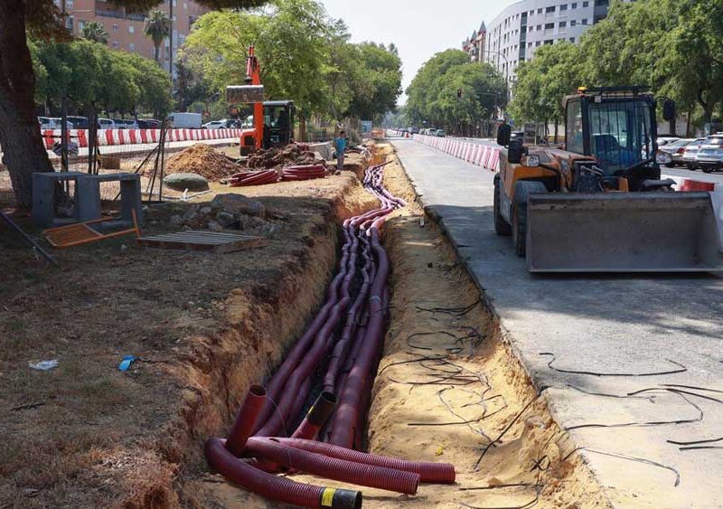 Obras del tranvibús que conecta Sevilla Este con la Estación de trenes de Santa Justa y que está ejecutando el Ayuntamiento de Sevilla, en la Avenida de las Ciencias. - Rocío Ruz / Europa Press