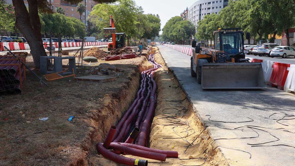 Obras del tranvibús que conecta Sevilla Este con la Estación de trenes de Santa Justa y que está ejecutando el Ayuntamiento de Sevilla, en la Avenida de las Ciencias. - Rocío Ruz / Europa Press