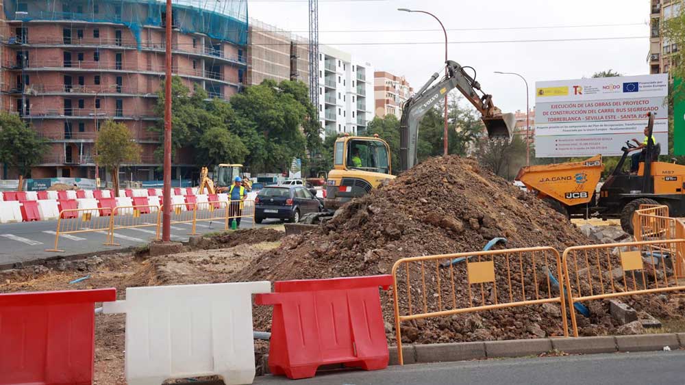 Obras del tranvibús que conecta Sevilla Este con la Estación de trenes de Santa Justa. - Rocío Ruz / Europa Press