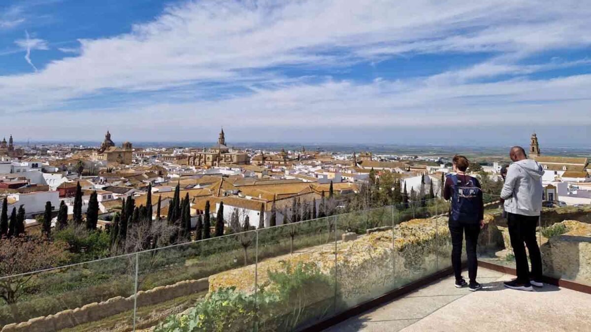 Dos personas admirando el paisaje histórico urbano de Carmona desde un mirador.- Ayto. Carmona