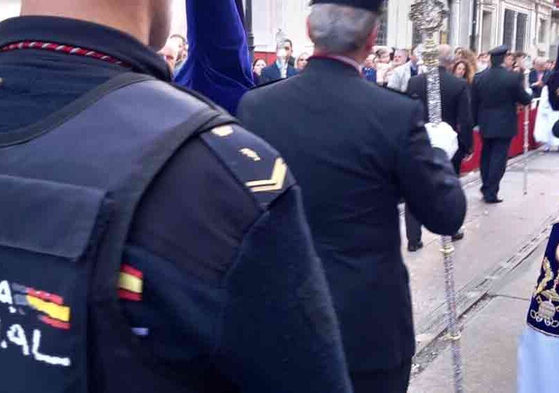 Agente en el servicio de Semana Santa. - Policía Nacional