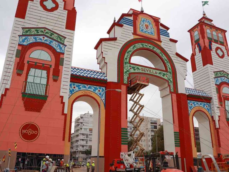 Varios trabajadores culminan la portada de la Feria de Sevilla.- Rocío Ruz/ Europa Press