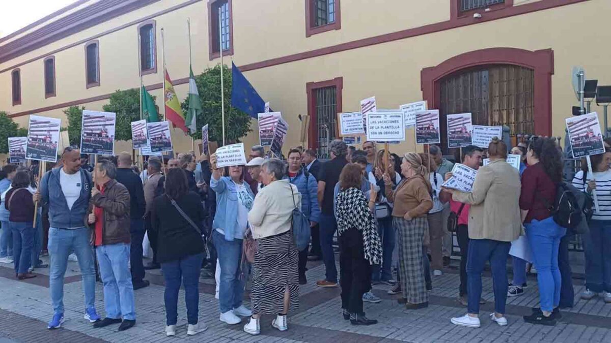 La plantilla de los centros sociales de la Diputación protesta con motivo del pleno ordinario de abril.- Europa Press