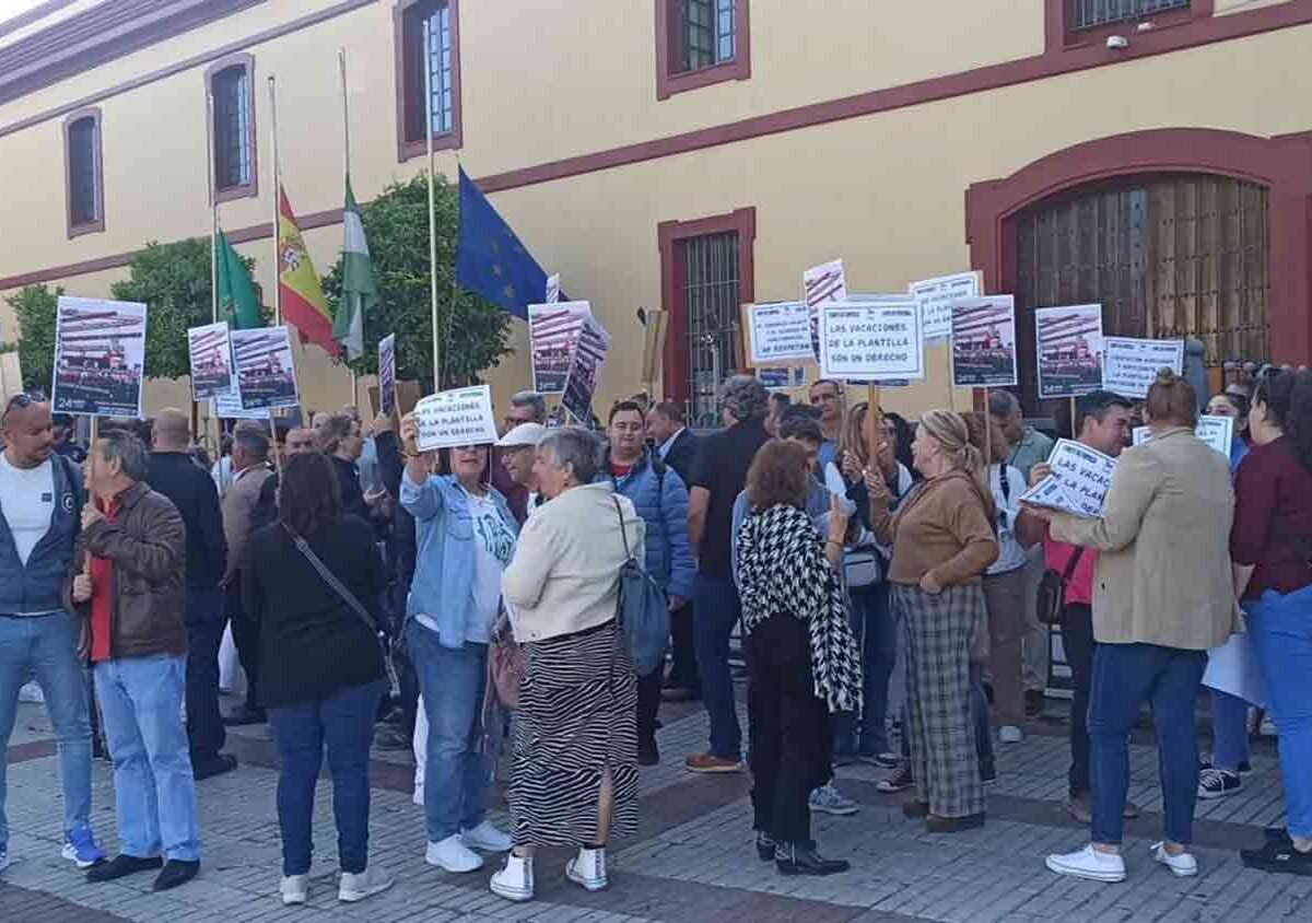 La plantilla de los centros sociales de la Diputación protesta con motivo del pleno ordinario de abril.- Europa Press