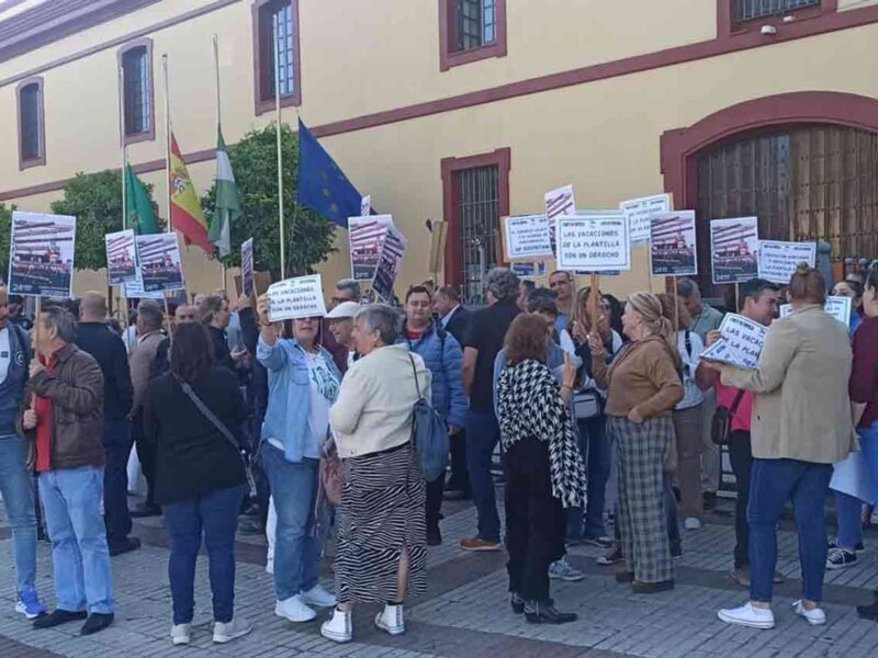 La plantilla de los centros sociales de la Diputación protesta con motivo del pleno ordinario de abril.- Europa Press