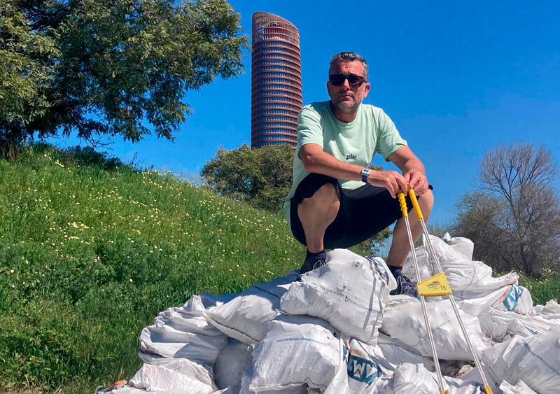 El activista Quique Bolsitas en el maratón de recogida de basura / SA
