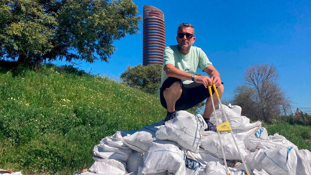 El activista Quique Bolsitas en el maratón de recogida de basura / SA