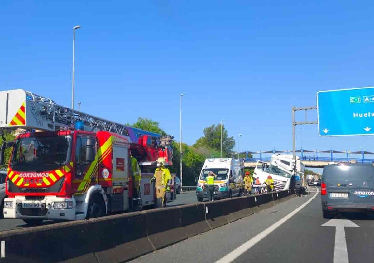 Retenciones en ambos sentidos en la A-49 a la altura de Castilleja. - FRANCISCO J. OLMO