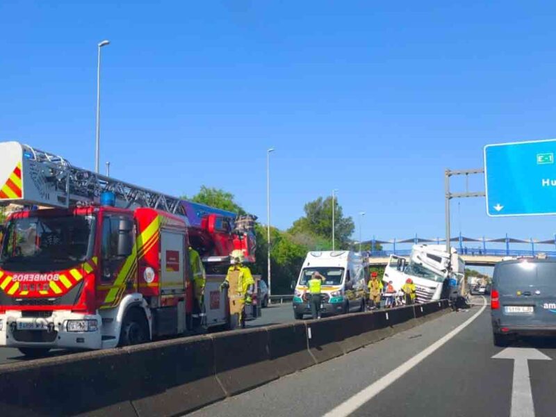 Retenciones en ambos sentidos en la A-49 a la altura de Castilleja. - FRANCISCO J. OLMO