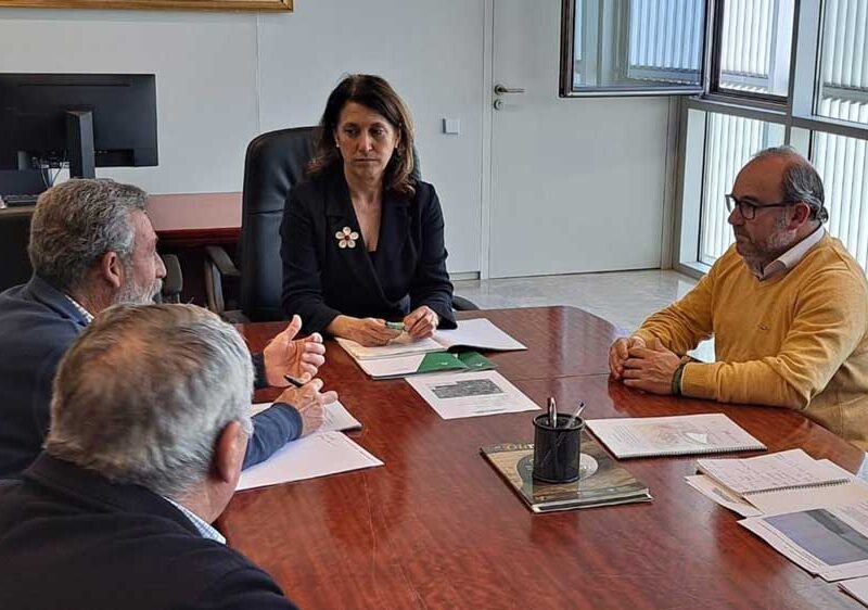 La delegada territorial de Agricultura se reúne con el sector en Arahal acerca de los proyectos hidráulicos para garantizar el suministro de agua depurada. - Junta de Andalucía