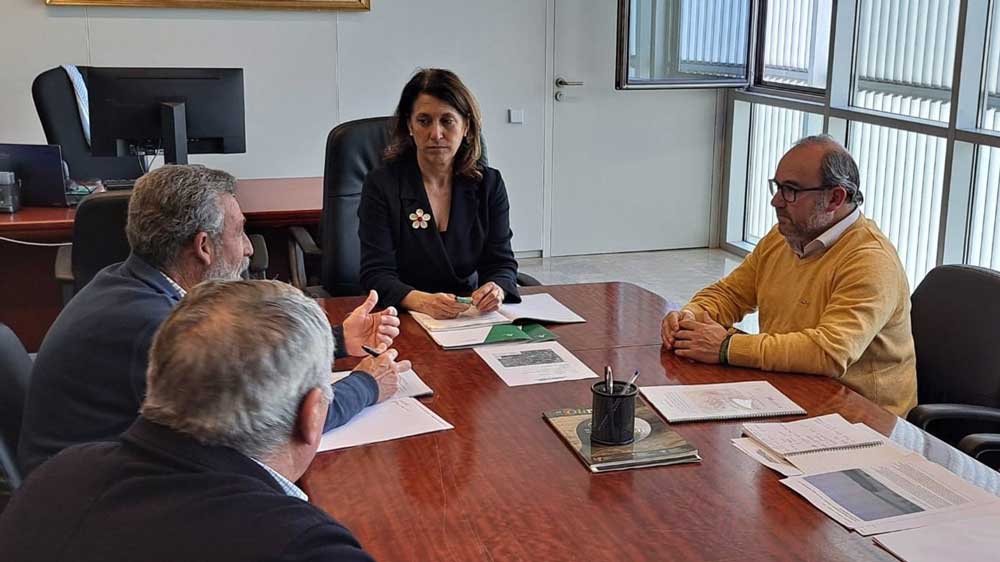 La delegada territorial de Agricultura se reúne con el sector en Arahal acerca de los proyectos hidráulicos para garantizar el suministro de agua depurada. - Junta de Andalucía