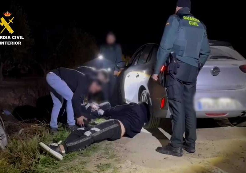 La Guardia Civil detiene a dos miembros de un grupo criminal por robar en restaurantes mediante alunizaje con vehículos de lujo en la provincia de Sevilla. - Guardia Civil