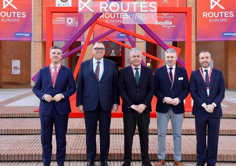 El vicepresidente de Prodetur -primero por la izquierda-, en la foto de familia tras la inauguración de 'Routes Europe', en Fibes, junto al consejero de Turismo y el alcalde de Sevilla, entre otros. - Diputación de Sevilla