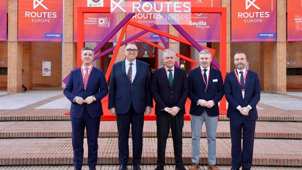 El vicepresidente de Prodetur -primero por la izquierda-, en la foto de familia tras la inauguración de 'Routes Europe', en Fibes, junto al consejero de Turismo y el alcalde de Sevilla, entre otros. - Diputación de Sevilla