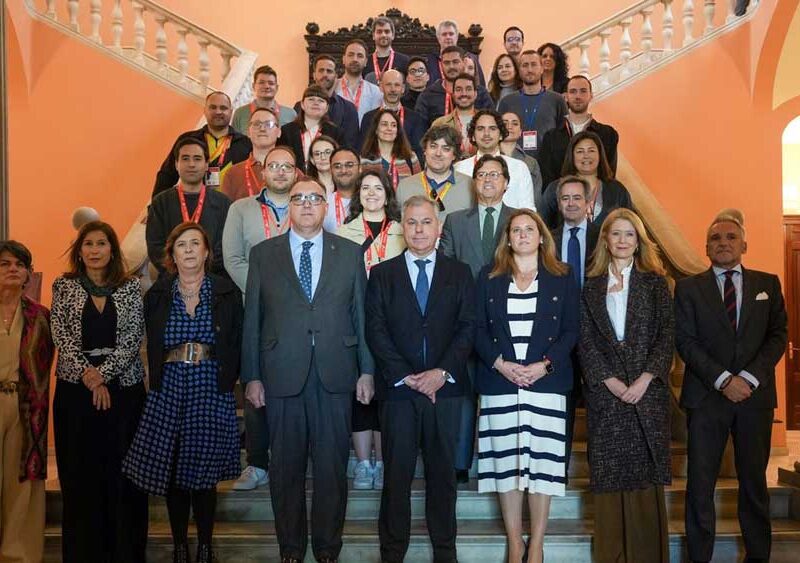 Foto de familia de Arturo Bernal, José Luis Sanz y Angie Moreno con los directivos de las aerolíneas que participan en el 'Routes Europe 2025', antes de la reunión en el Salón Colón. - Ayuntamiento de Sevilla