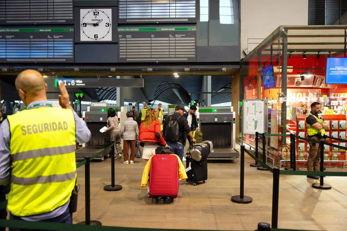 Agentes de seguridad en la estación de trenes de Santa Justa el día después del apagón generalizado.- Francisco J. Olmo/ Europa Press
