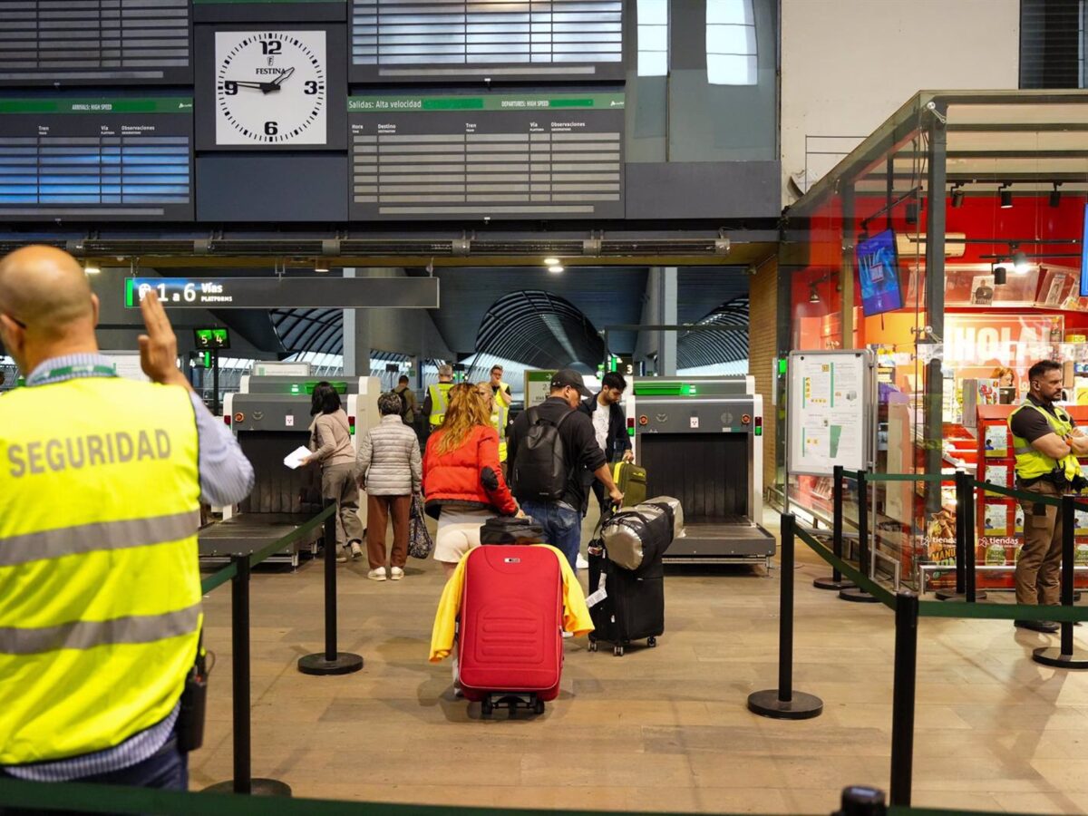 Agentes de seguridad en la estación de trenes de Santa Justa el día después del apagón generalizado.- Francisco J. Olmo/ Europa Press