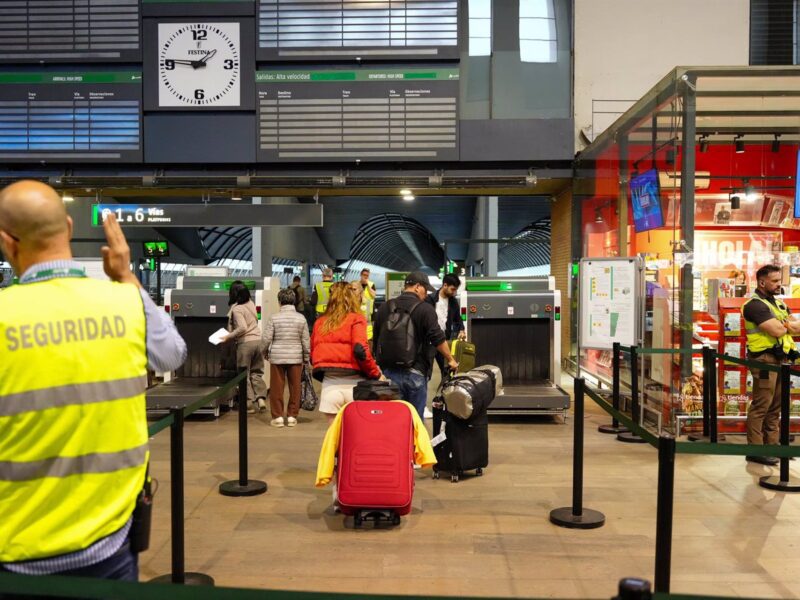 Agentes de seguridad en la estación de trenes de Santa Justa el día después del apagón generalizado.- Francisco J. Olmo/ Europa Press