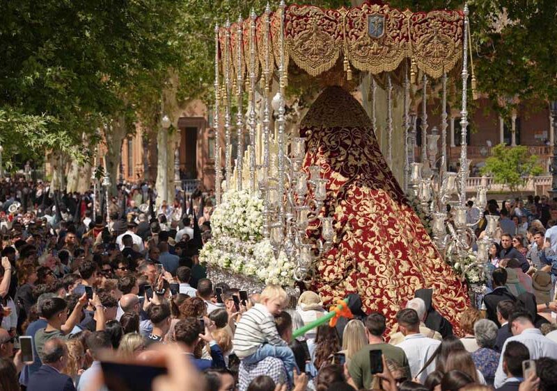 La hermandad de Santa Genoveva, a su paso por la Plaza de España, durante su estación de penitencia el Lunes Santo. - María José López / Europa Press