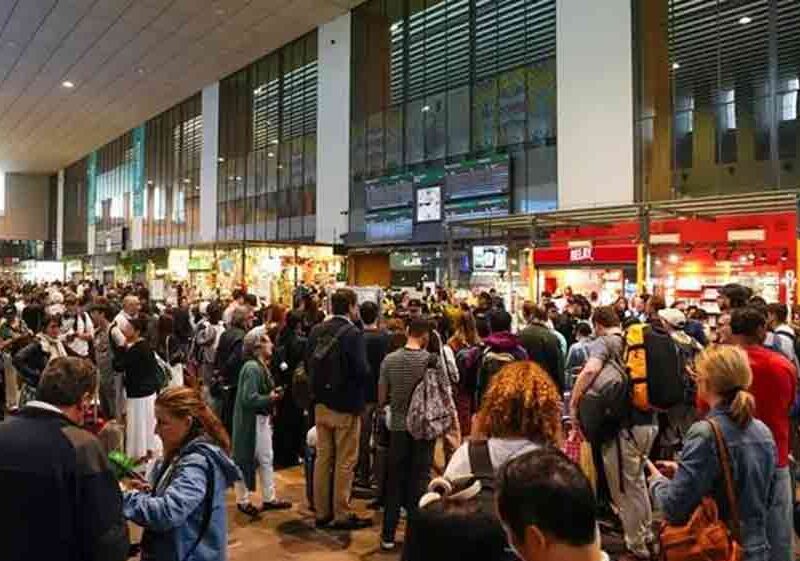 Numerosas personas esperan en la estación de trenes de Santa Justa el día después del apagón generalizado. - Francisco J.Olmo / Europa Press