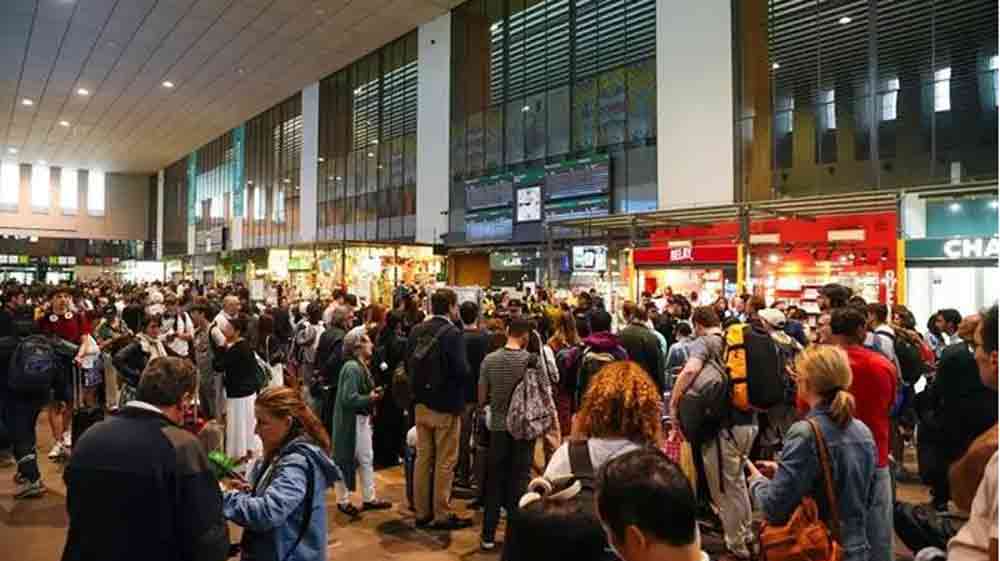 Numerosas personas esperan en la estación de trenes de Santa Justa el día después del apagón generalizado. - Francisco J.Olmo / Europa Press