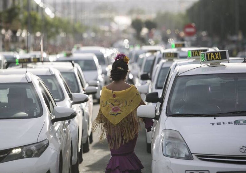 Taxis en la semana de la Feria de Abril.- Archivo