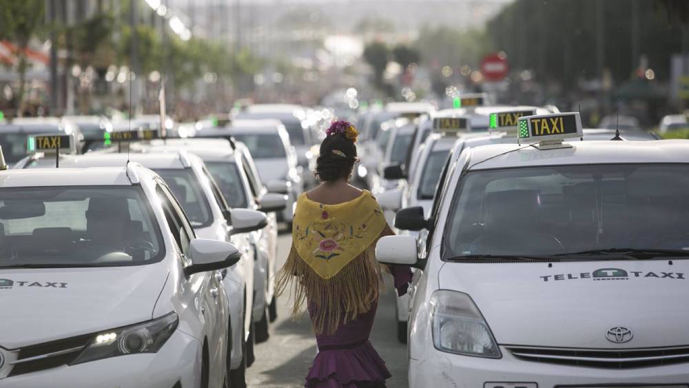Taxis en la semana de la Feria de Abril.- Archivo