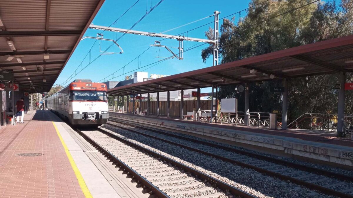Un tren de Cercanías se aproxima al apeadero del Palacio de Congresos.- Europa Press