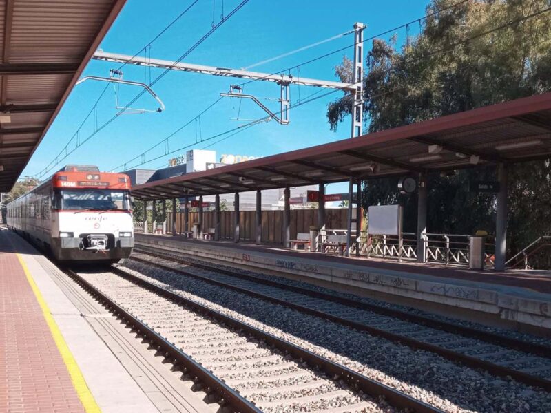 Un tren de Cercanías se aproxima al apeadero del Palacio de Congresos.- Europa Press