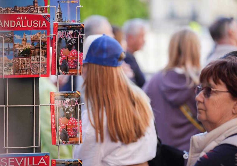 Turistas por el centro de Sevilla. - María José López / Europa Press
