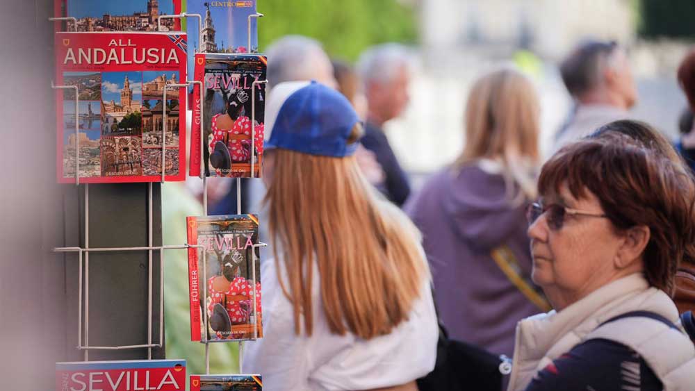 Turistas por el centro de Sevilla. - María José López / Europa Press