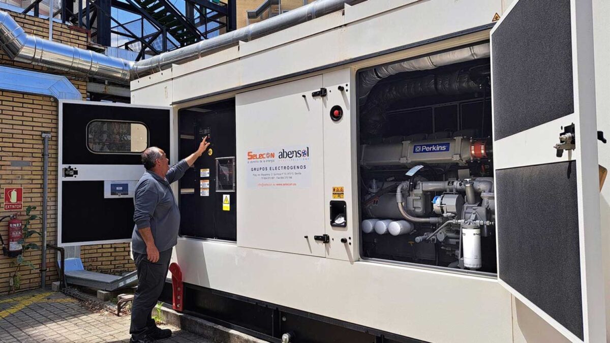 Un trabajador junto a un grupo electrógeno del centro hospitalario Virgen del Rocío. - HUVR
