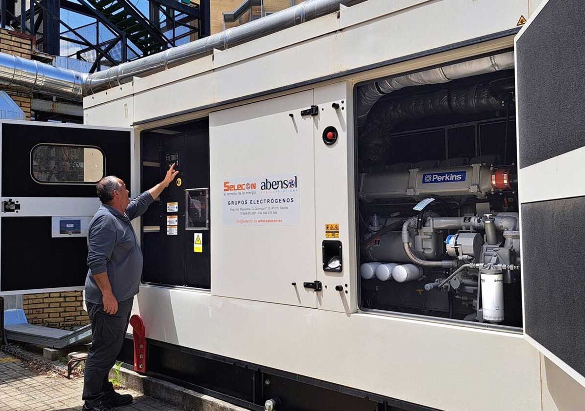 Un trabajador junto a un grupo electrógeno del centro hospitalario Virgen del Rocío. - HUVR