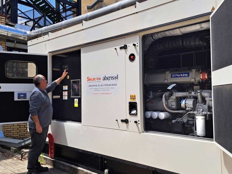 Un trabajador junto a un grupo electrógeno del centro hospitalario Virgen del Rocío. - HUVR