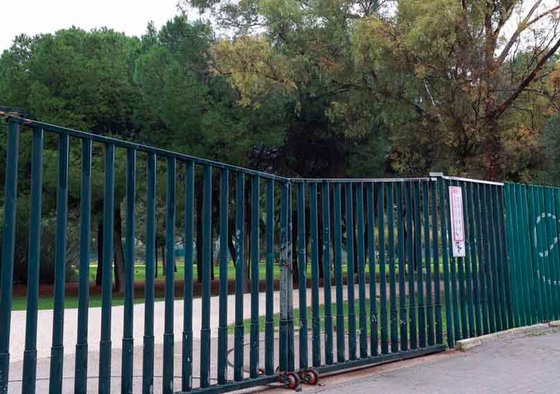 Cierre del parque Infanta Elena en Sevilla por riesgo de fuertes lluvias. - Rocío Ruz / Europa Press