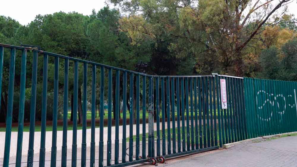 Cierre del parque Infanta Elena en Sevilla por riesgo de fuertes lluvias. - Rocío Ruz / Europa Press