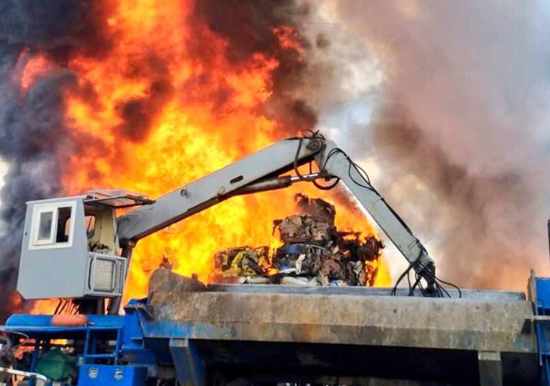 Incendio en el desguace de Coria del Río. | Bomberos Aljarafe