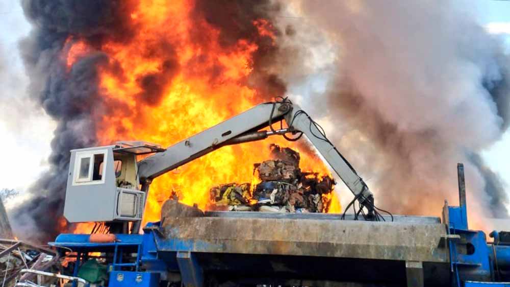 Incendio en el desguace de Coria del Río. | Bomberos Aljarafe