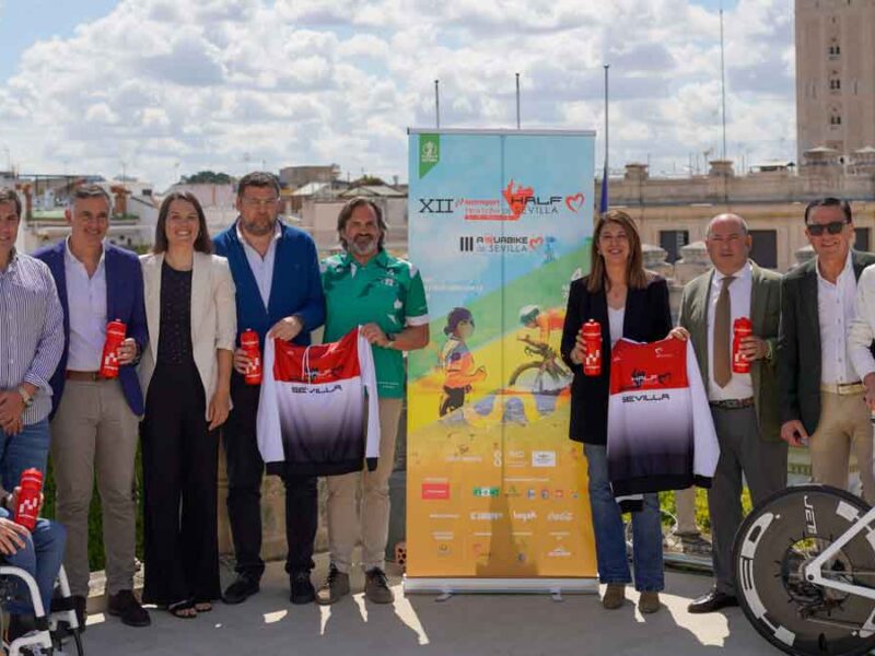 El Ayuntamiento acoge la presentación del XII Half Triatlón y III Aquabike. - IMD