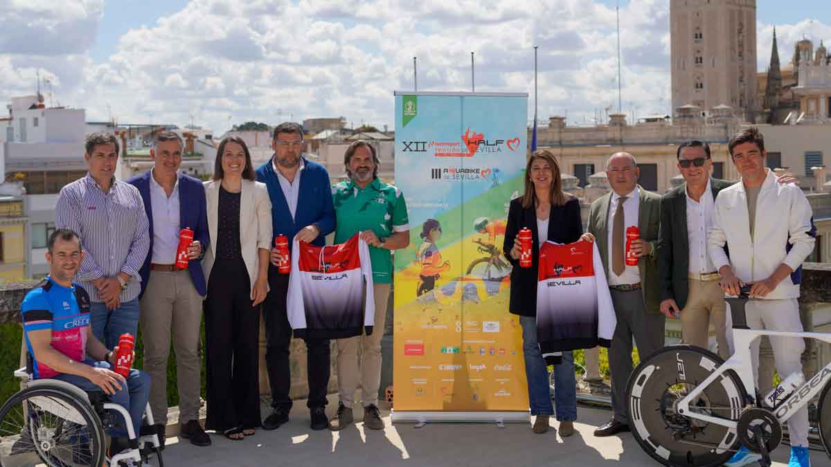 El Ayuntamiento acoge la presentación del XII Half Triatlón y III Aquabike. - IMD