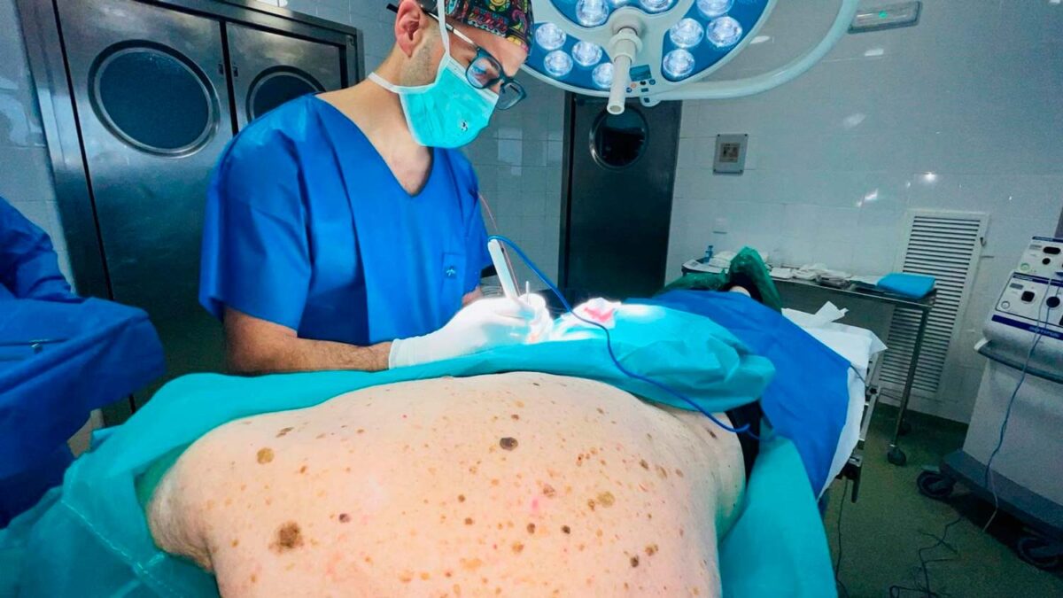 Intervención quirúrgica en el Hospital Virgen Macarena de Sevilla de un melanoma.- Hospital Virgen Macarena Sevilla