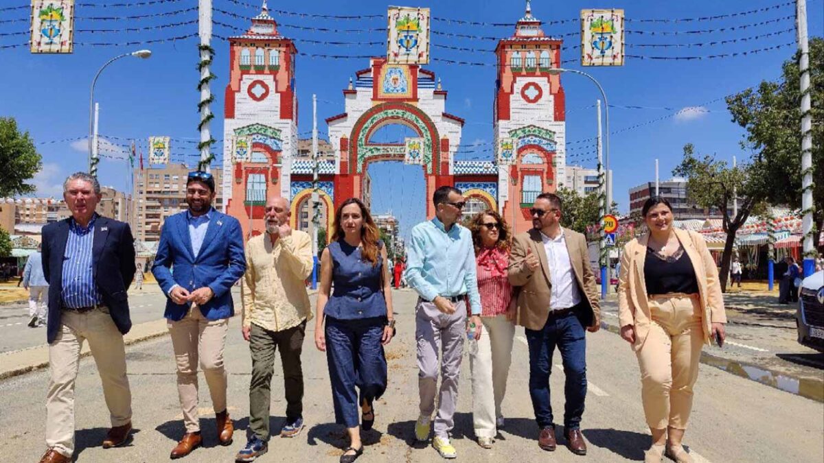 Representantes de Izquierda Unida en la Feria de Sevilla.- Izquierda Unida