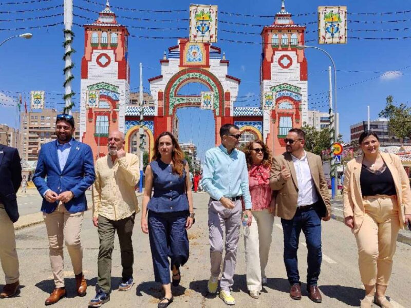 Representantes de Izquierda Unida en la Feria de Sevilla.- Izquierda Unida